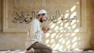 Ndodh që kur fal namaz të harroj diçka, a duhet të përsëris namazin apo të bëjë sevi-sexhde?