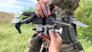🔴 Ukrainian Soldiers Show How They Arm Small Commercial Drones With Even Smaller Payloads