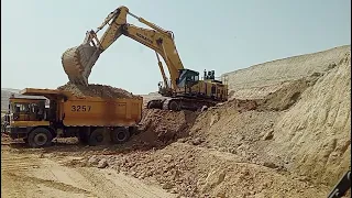 Excavator loading dump truck ایکسیویٹر ڈمپر  ٹرک کو لوڈ کر رہا ہے۔