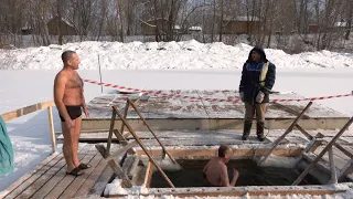 Крещение на гребной базе. Позитивное окунание