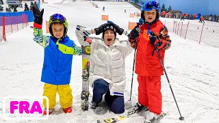 Vlad et Nikita se sont amusés à jouer avec maman et neige dans le centre de jeux d'hiver!