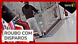 Homens quebram vidraça e fogem após roubo de joalheria em Curitiba
