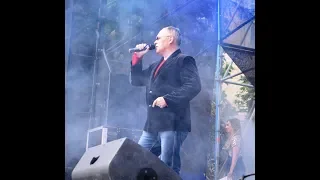 Поет Александр Чупрына