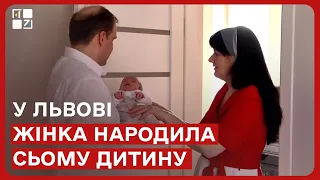 У Львові жінка народила сьому дитину: хлопчик став 105 онуком