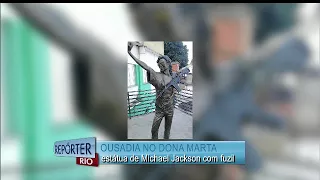 Estátua de Michael Jackson no morro Dona Marta aparece com fuzil pendurado no pescoço