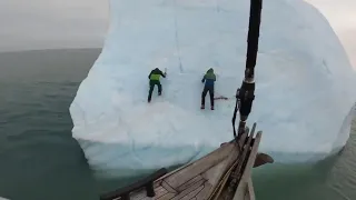 Альпинисты чуть не погибли, когда на них перевернулся массивный айсберг