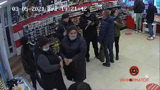 В мясном маркете в центре Днепра женщина пыталась украсть телефон покупателя