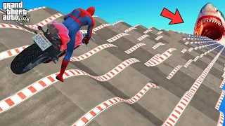 الأبطاين مو يركبون فوق التحدي الضخم المنحدر - Superheroes Moto Ride over Mega Ramp Challenge GTA 5