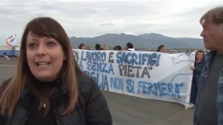 Protesta sul tetto degli ex lavoratori Piaggio