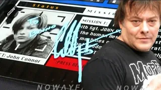 Edward FURLONG (John Connor) signing a Terminator 2 Arcade cabinet @ Comic Con Brussels May 11 2024