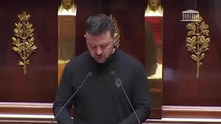 La standing ovation per Zelensky al Parlamento francese