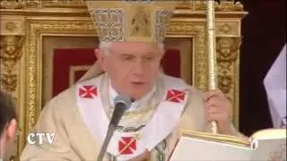 Benedetto XVI pronuncia la formula latina di beatificazione per Giovanni Paolo II