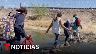 Migrantes cruzan incluso por debajo del alambre de púas en la frontera texana | Noticias Telemundo