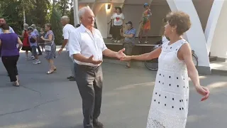 БУДУ Я САДОВНИКОМ В САДУ ЛЮБВИ!💃🕺🌹/КРАСИВЫЕ ТАНЦЫ В ПАРКЕ ГОРЬКОГО ХАРЬКОВ ИЮЛЬ 2021