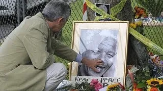 South Africa: crowds mourn Nelson Mandela's death and celebrate his life