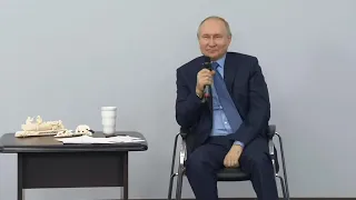 «Я не напрягаюсь!»: Владимир Путин ответил шуткой на вопрос о том, как расслабляется