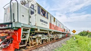 KERETA DITARIK DUA LOKOMOTIF LANGSUNG GASPOL NGEBUT!! Pengiriman Lokomotif Posko Lebaran ke Surabaya