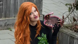 Poison Ivy cosplay prop tutorial - venus fly trap