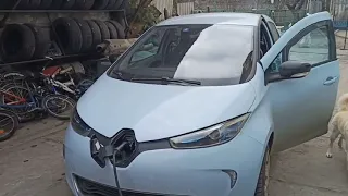 Зарядная станция ElectroS заряжает Renault Zoe