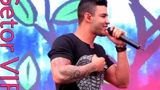 Setor VIP : : Gusttavo Lima canta "Implorando Pra Trair" em São Paulo (29/11/15).