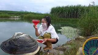 Brilliant red gemstones, beautiful women catching clams in the wild for a surprise