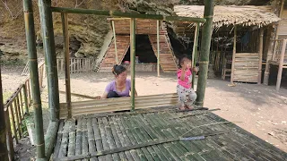 The girl built a bamboo bathroom wall with her daughter - a single mother
