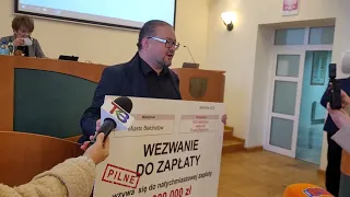 Awantura na sesji w Bełchatowie. Radny przyniósł „wezwanie do zapłaty”