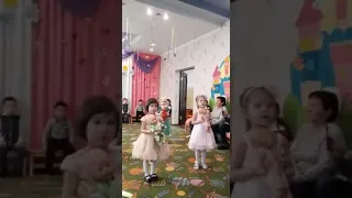 Танец с  куклами на 8 марта.(детский сад "Киндерли" г. Бишкек)