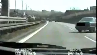 Polizeivideo Mercedesfahrer will sich an Lkw rächen und verreißt seinen Wagen / 360er ohne Schaden