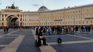 Кино - "Перемен", на Дворцовой площади в Санкт-Петербурге выступает уличный музыкант Николай Музалёв