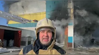 Нижнекамские пожарные борются с огнëм, охватившим 1500 кв.м. на складе утеплителя