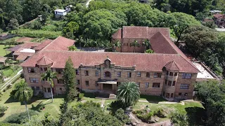 PELOS CORREDORES DE UM IMENSO CONVENTO DE 1940 ONDE VIVEM APENAS SEIS PESSOAS...