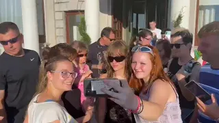 I Måneskin arrivano all'hotel Savoia a Trieste accolti dai fan e si offrono per un selfie