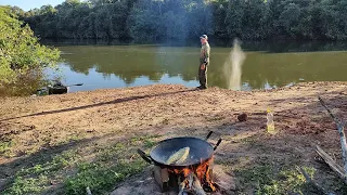 Acampamos em um lugar as margens do Rio Verde com muita fisgada de peixes.