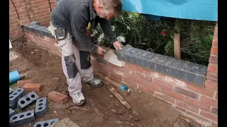 Bricklaying 52 metre garden wall: Start building part 1