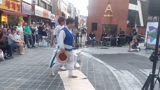 접시돌리기 버스킹 盘旋街头表演 Plate spinning busking