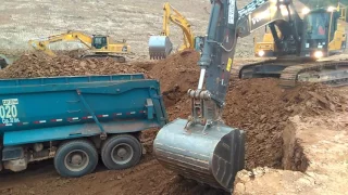 Escavadeira hidráulica volvo 480 cortando na alta