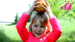 ✿Большой взрыв №3 Полина взрывает огромное яблоко.Видео для детей