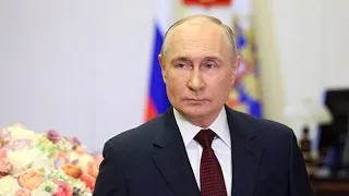 Путин поздравил россиянок с Международным женским днем