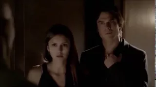Damon consuela a Elena (EP 4x02)