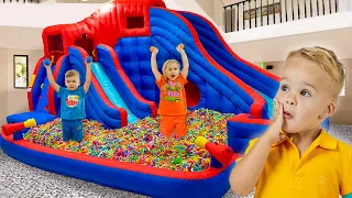 Chris convierte su casa en un parque de trampolines | Los niños desarrollan la creatividad