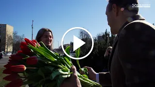 Miesto vadovai nustebino alytiškes gėlėmis ir saldžiomis dovanėlėmis