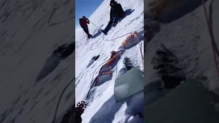 Палатка погибших альпинистов на Эльбрусе.
