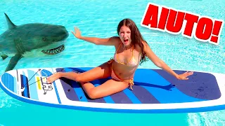 SOFÌ È IN PISCINA CON UNO SQUALO!! *PERICOLOSO*