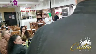 Carin León Sorprende a Cumpleañero sin conocerlo al coincidir en restaurante