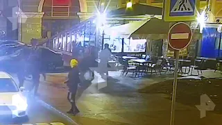 Били лежачих: видео массовой драки на главной барной улице Петербурга