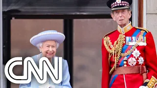 Rainha Elizabeth II aparece na sacada do Palácio de Buckingham em "Jubileu de Platina" | NOVO DIA