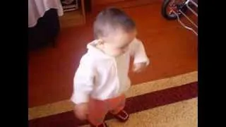 2-х летний мальчик классно танцует )