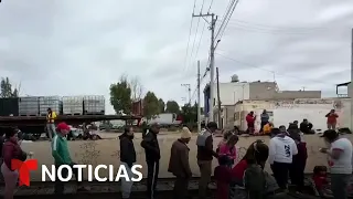 Unos 2,000 migrantes son bajados del tren 'La Bestia', pero el éxodo continúa | Noticias Telemundo