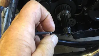 Replacing Kawasaki Vulcan 1500 oil gear like a surgeon in seven minutes (without splitting the case)